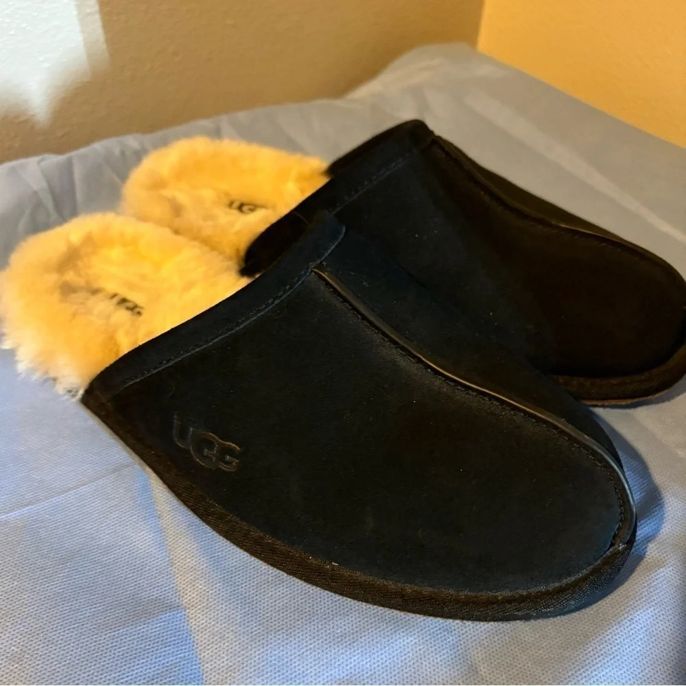 UGG Black and Cream scuff slippers fed  with Sheepskin/wool Lining